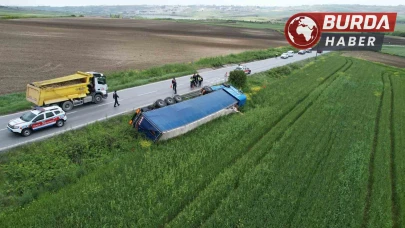 Ukrayna’ya giden ıslak mendil yüklü tır tarlaya devrildi