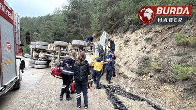 Virajı alamayan hafriyat kamyonu devrildi: 1 kişi hayatını kaybetti