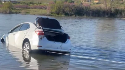 Kırşehir'de direksiyon hakimiyetini kaybeden otomobil suya düştü