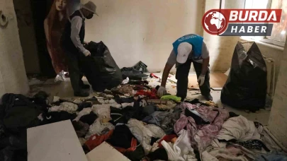 Bir evden 3 kamyon çöp çıkartıldı