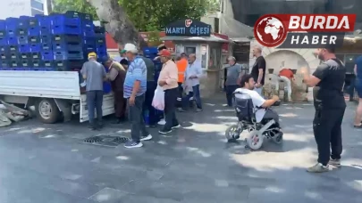 Alıcı bulamadığı 4 ton domatesi vatandaşlara ücretsiz dağıttı