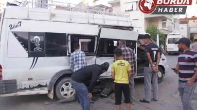 Tarım işçilerini taşıyan iki minibüs çarpıştı: 5 kişi yaralandı