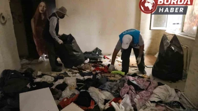 Bir evden 3 kamyon çöp çıkartıldı