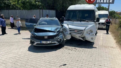 Antalya’da okul servisi otomobille çarpıştı: 9 yaralı