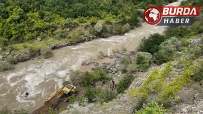Artvin’de dereye düşen aracı sudan çıkartmak için çalışmalar sürüyor