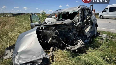 Trafik kazasında hurdaya dönen otomobilin sürücüsü hayatını kaybetti