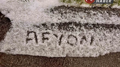 Afyonkarahisar'da yağan dolu kara yolunu beyaza bürüdü