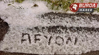 Afyonkarahisar'da yağan dolu kara yolunu beyaza bürüdü
