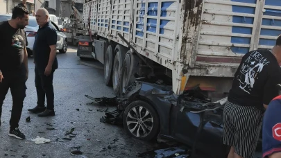 İzmir’de kaza: Tıra adeta ok gibi saplandı