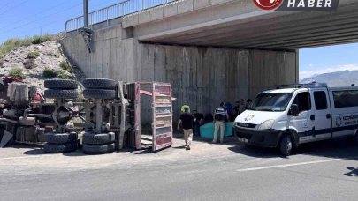 Kayseri'de damperi açılan kamyon köprüye çarptı: 1 kişi öldü