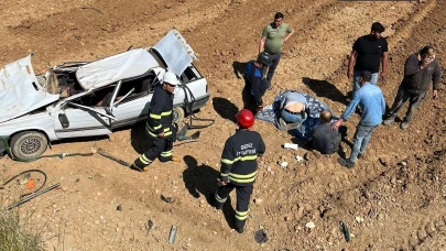Gediz’de otomobil tarlaya uçtu, 2 kişi yaralandı