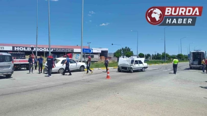 Sivas’ta iki otomobil çarpıştı: 2 kişi yaralandı