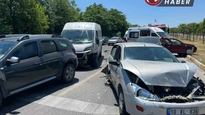 Balıkesir’de 6 araç zincirleme kaza yaptı; 2 kişi yaralandı