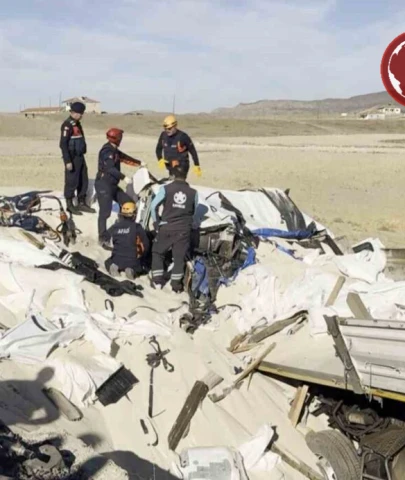 Kum Yüklü Tır Şarampole Uçtu, Sürücü Kabinde Hayatını Kaybetti