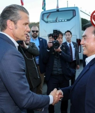 ABD Savunma Bakanı Güney Kore'de DMZ'yi Ziyaret Etti