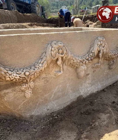 PAÜ: Stratonikeia’da 2000 yıllık girlandlı lahit bulundu.