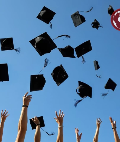 Mezuniyet töreninde diplomasını yırtan öğrenci gözaltına alındı.