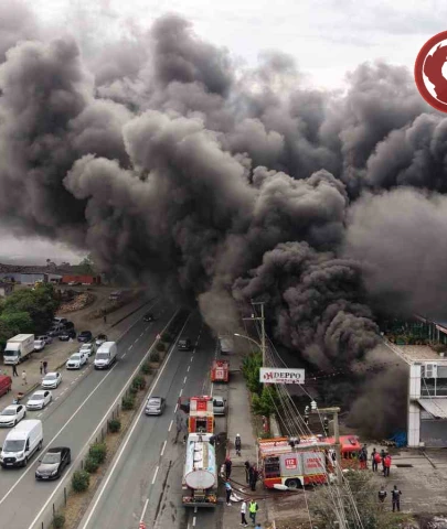 Trabzon’da "Deppo" isimli alışveriş merkezinde yangın çıktı.