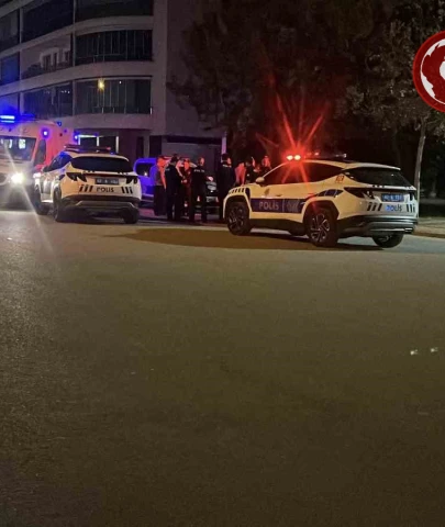 Parkta üvey babasını bıçaklayarak ağır yaraladı.