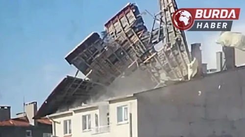 Arnavutköy'de Güçlü Rüzgar İnşaat Halindeki Binanın Çatısını Sürükledi