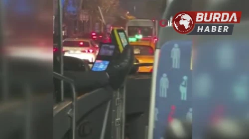İETT Otobüsünde Şaşırtıcı Anlar: Şoför, Ayağını Akbil Alanına Uzattı