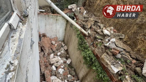 Arnavutköy'de İstinat Duvarı Çöken Binaların Tahliye Süreci Başlatıldı