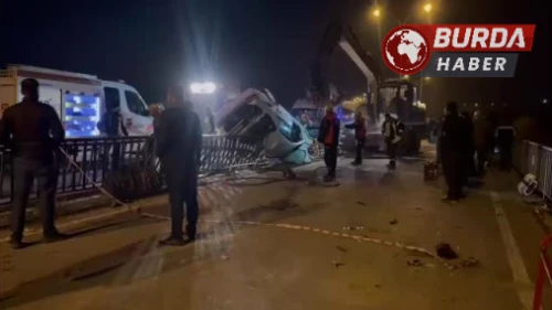 Afyonkarahisar’da Köprü Demirlerine Çarpan Araçta 1 Ölü ve 3 Yaralı