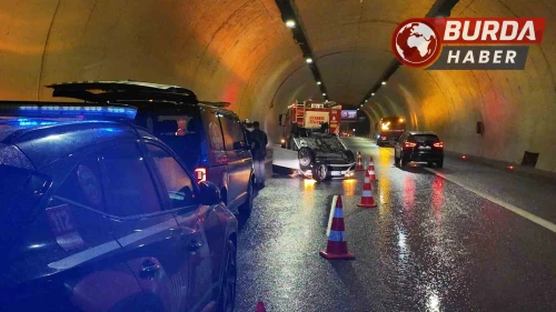 Üsküdar'da Tantavi Tüneli'nde Yağışlı Havada Otomobil Takla Attı