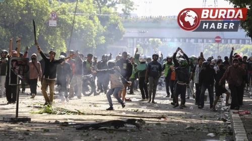 Endonezya’da hükümet karşıtı protestolar şiddet olaylarına dönüştü.