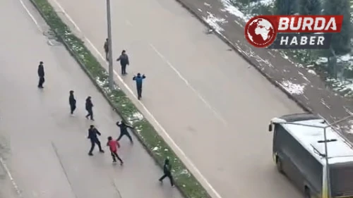 İnegöl'de Çocuklar Otobüslere Kar Topu Attı, Şoför Sopayla Kovaladı