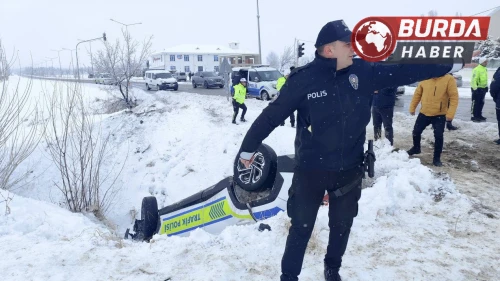 Erzincan'da Polis Aracı Şarampole Yuvarlandı: İki Polis Yaralı