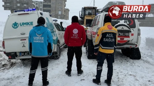 Karla Kaplı Yolda Riskli Kurtarma: Sağlık Ekiplerinin Zorlu Mücadelesi