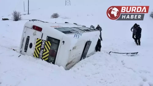 Sivas'ta Öğrenci Servisi Devrildi, Sürücü ve 13 Öğrenci Yaralandı
