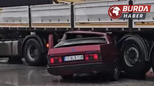 Akaryakıt İstasyonu Çıkışında Tıra Çarpan Otomobil Hurdaya Döndü