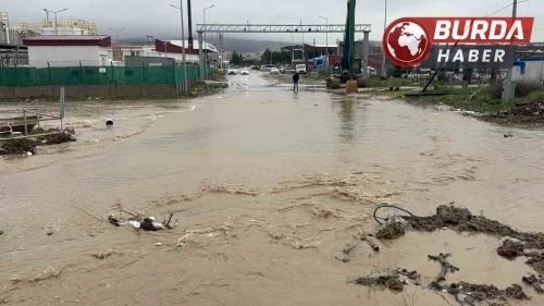 Çanakkale'de Kepez Çayı Taştı, Yollar Trafiğe Kapatıldı