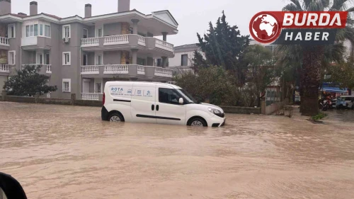 Çeşme'de Şiddetli Yağışlar Cadde ve Sokakları Dereye Çevirdi