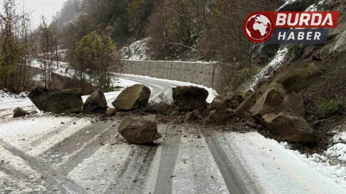Sinop’ta  grup yolu heyelan nedeniyle ulaşıma kapandı