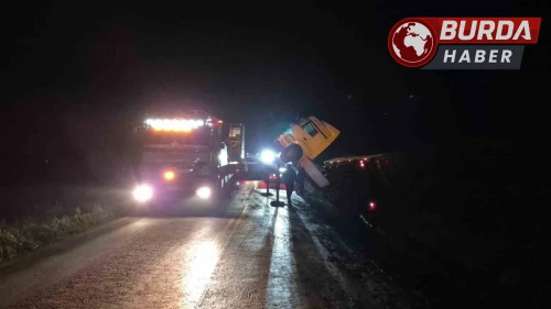 Devrilen tır Bilecik'te trafiği olumsuz etkiledi