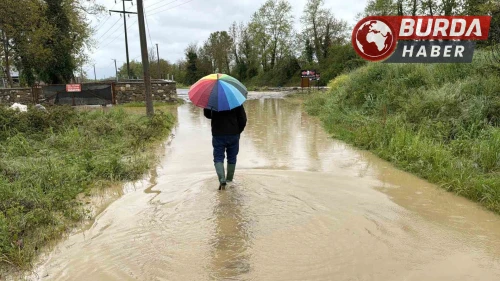 Sağanak köprü yıktı, tarım arazileri ve evleri su bastı