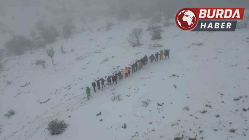 Çorum'da mayıs ayında yağan karın tadını doğada yürüyerek çıkardılar