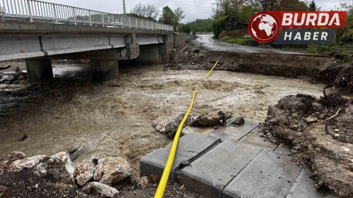 Şiddetli yağış yol çöktürdü: Doğal gaz borusu açığa çıktı