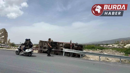 Kontrolden çıkan kamyon yol kenarına devrildi: 2 kişi yaralandı