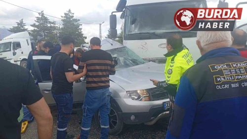 Kamyon ile otomobil çarpıştı: 1 kişi hayatını kaybetti