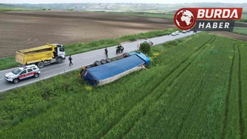 Ukrayna’ya giden ıslak mendil yüklü tır tarlaya devrildi