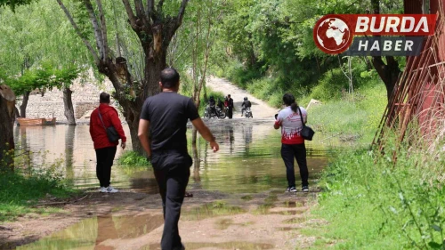 Keban Barajı kapaklarını açılınca işyeri bahçeleri sular altında kaldı