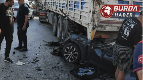İzmir’de kaza: Tıra adeta ok gibi saplandı