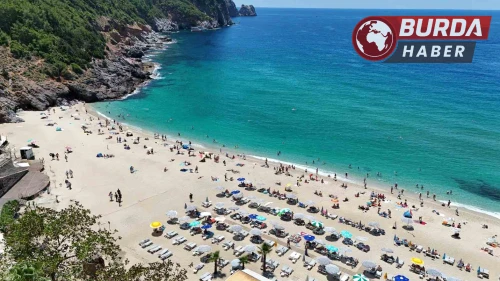 Kleopatra Plajı turistlerle doldu