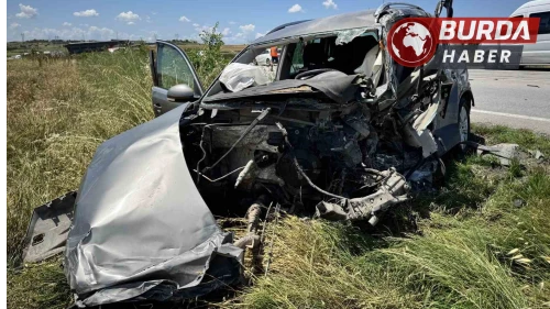 Trafik kazasında hurdaya dönen otomobilin sürücüsü hayatını kaybetti