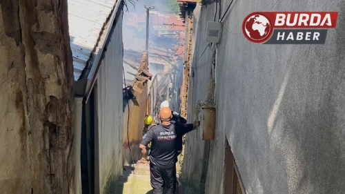 Bursa’da 4 ev alevlere teslim oldu