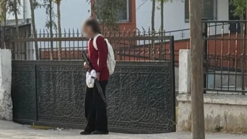 Silahla okula gelen öğrenci, kamera tarafından yakalandı ve görüntülendi.